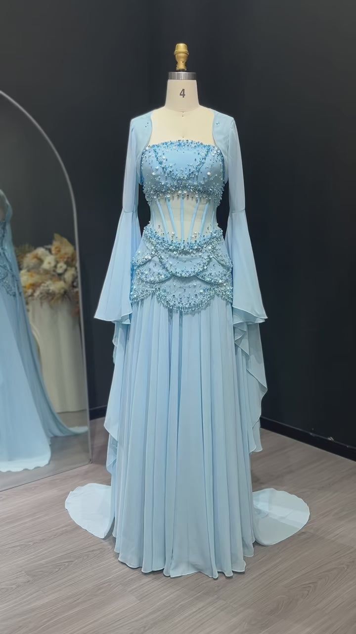 Robe de mariée féérique de style cour, bleu clair, ornée de perles, manches transparentes et traîne - Thème océan NV6382