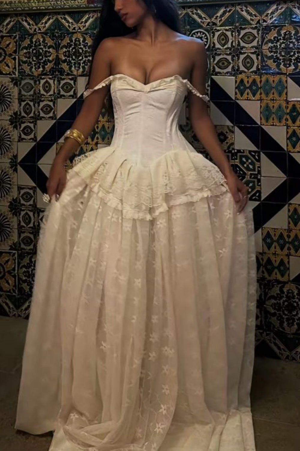 NiceVestidos-_Vintage Cream Lace Off-Shoulder Tiered Court Style Wedding Gown NV5919