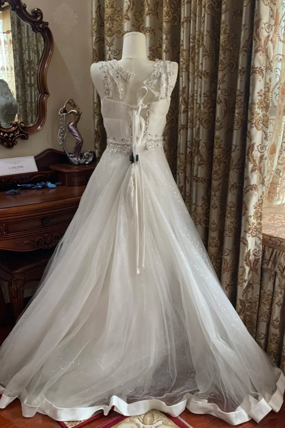 Robe de mariée de style bal étoilé, blanche, ornée de perles, col en V, sans manches, traîne, NV6365