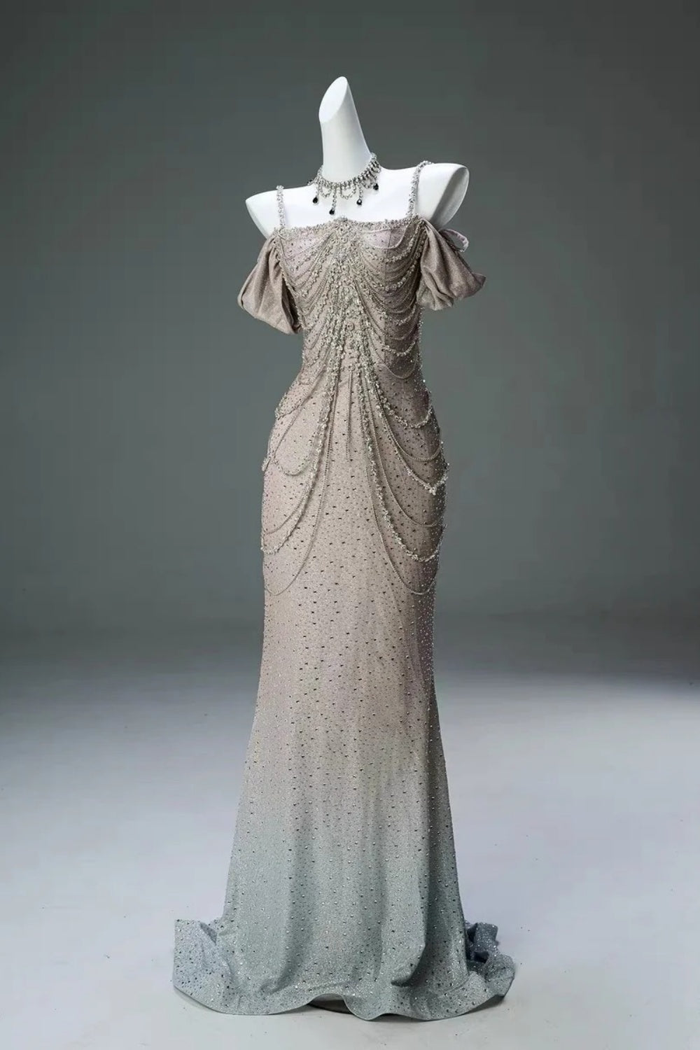 Magnifique et raffinée robe de soirée longue à dégradé de perles, NV6620