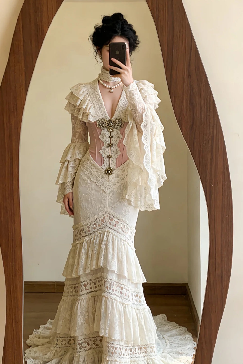 Robe de soirée victorienne corsetée en dentelle crème avec manches à volants NV6554