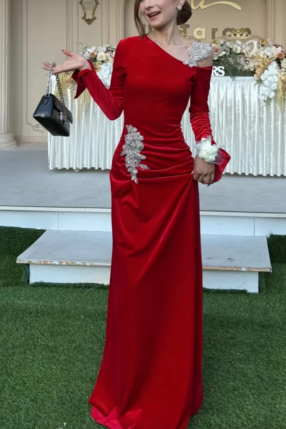 Robe longue rouge en velours à manches évasées - Robe de soirée asymétrique ornée de cristaux NV6797