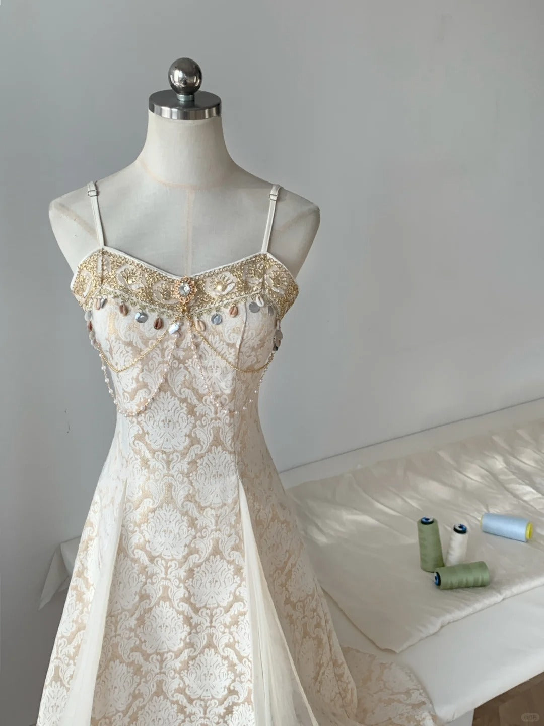 Champagne retro streamer beautiful palace style birthday dress Locke pearl brooch spaghetti strap long chiffon ball gown evening dress party dress nv4114