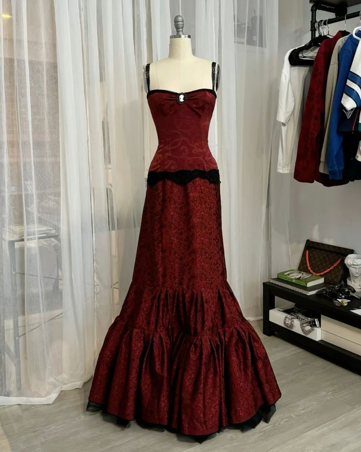 Robe de cour vintage longue sans manches à empiècements de dentelle noire jacquard bordeaux NiceVestidos NV6200