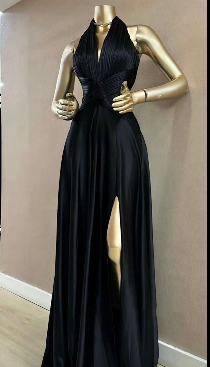 Robe longue de luxe sexy à col halter sans manches | Robe maxi plissée fendue en satin noir pour gala, tapis rouge, soirée haut de gamme, événement professionnel et social NV6269