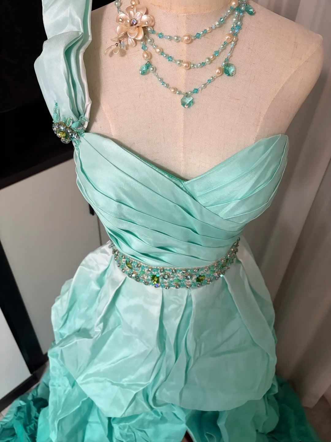 Robe de soirée sirène vert menthe ombré à une épaule, traîne à volants et ceinture en strass NV6866