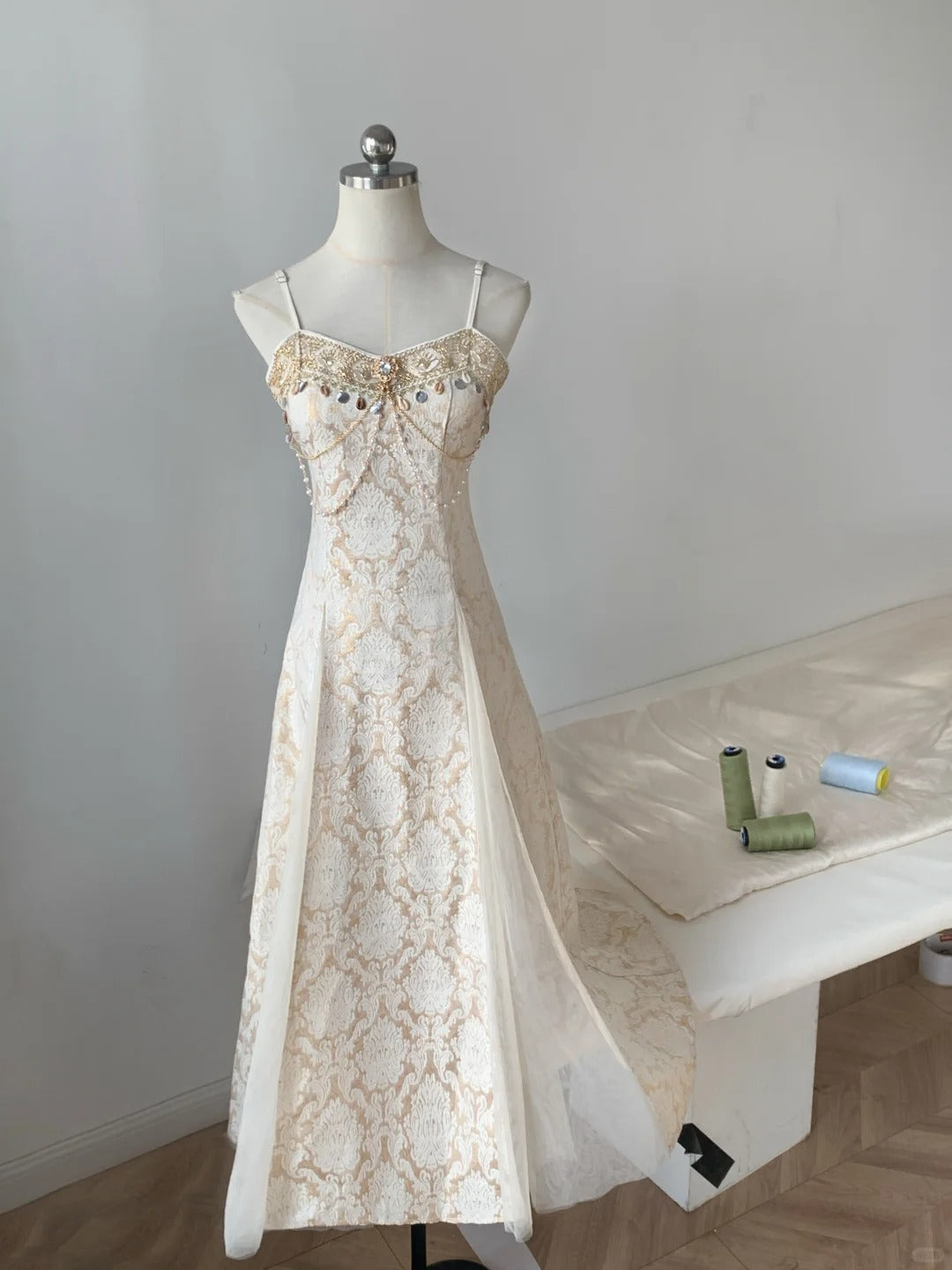 Champagne retro streamer beautiful palace style birthday dress Locke pearl brooch spaghetti strap long chiffon ball gown evening dress party dress nv4114