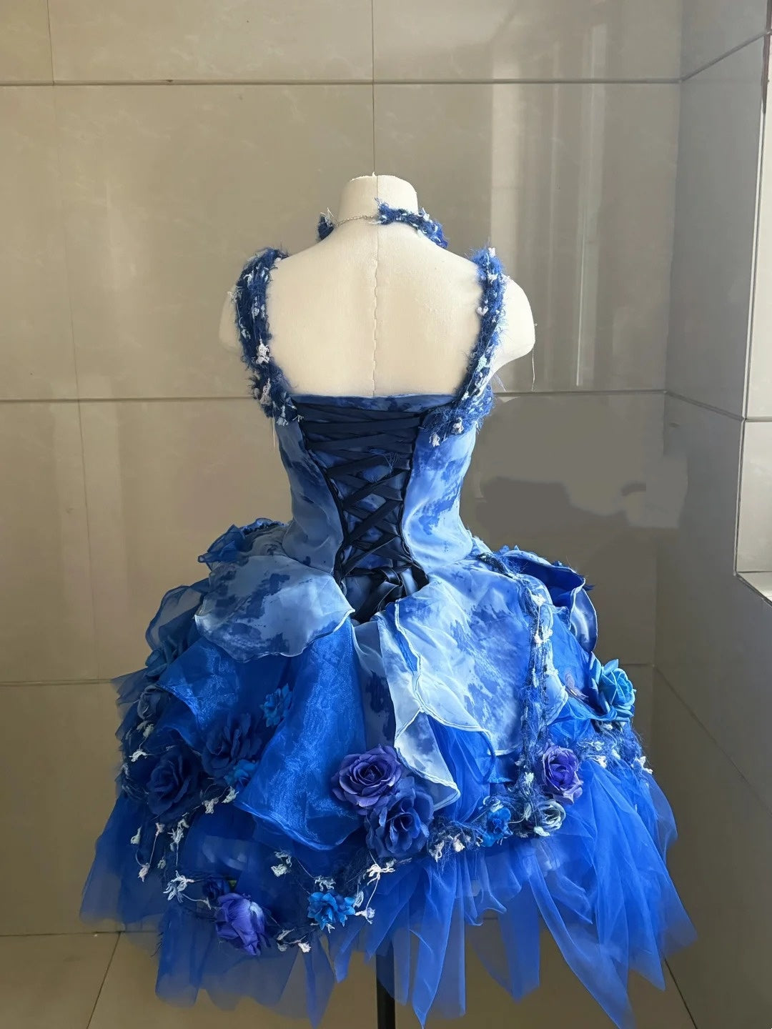 Robe de bal courte à fleurs 3D dégradées bleu profond, motif floral NV6567