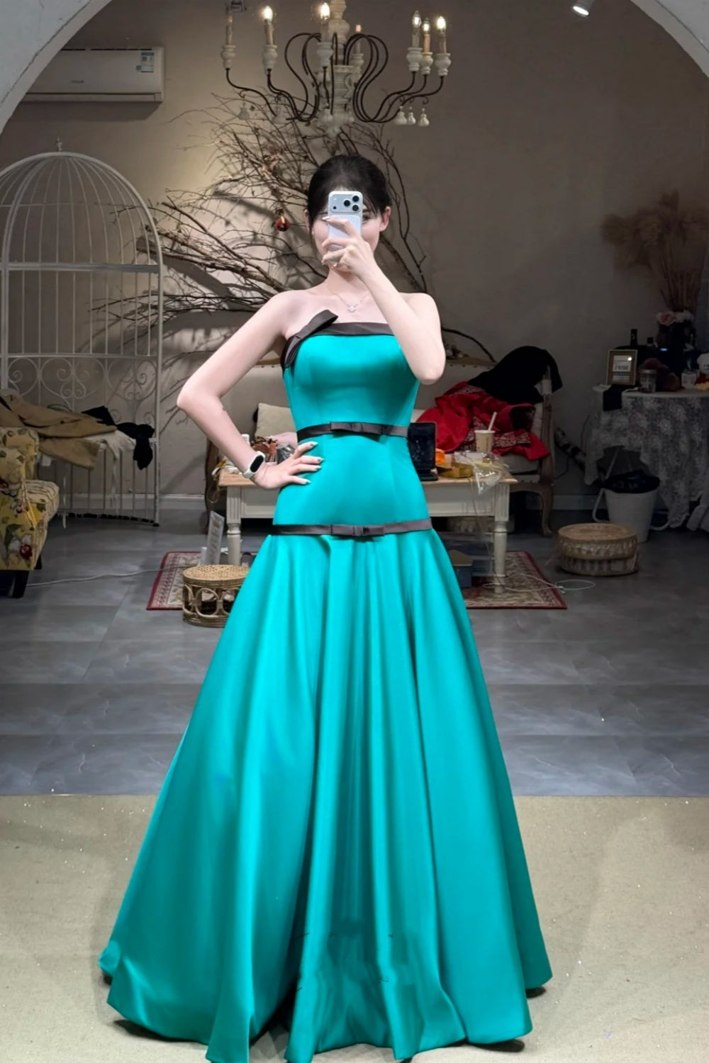 Robe de bal longue sans manches, style bicolore contrasté | Robe de bal bleu paon en satin noir avec bordure noire, idéale pour gala, tapis rouge, soirée chic, événement professionnel ou social NV6274