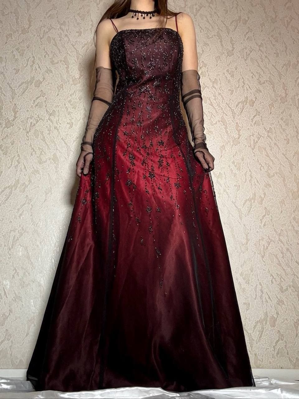 Robe rétro longue bordeaux à fines bretelles perlées et manches en tulle noir NV6230