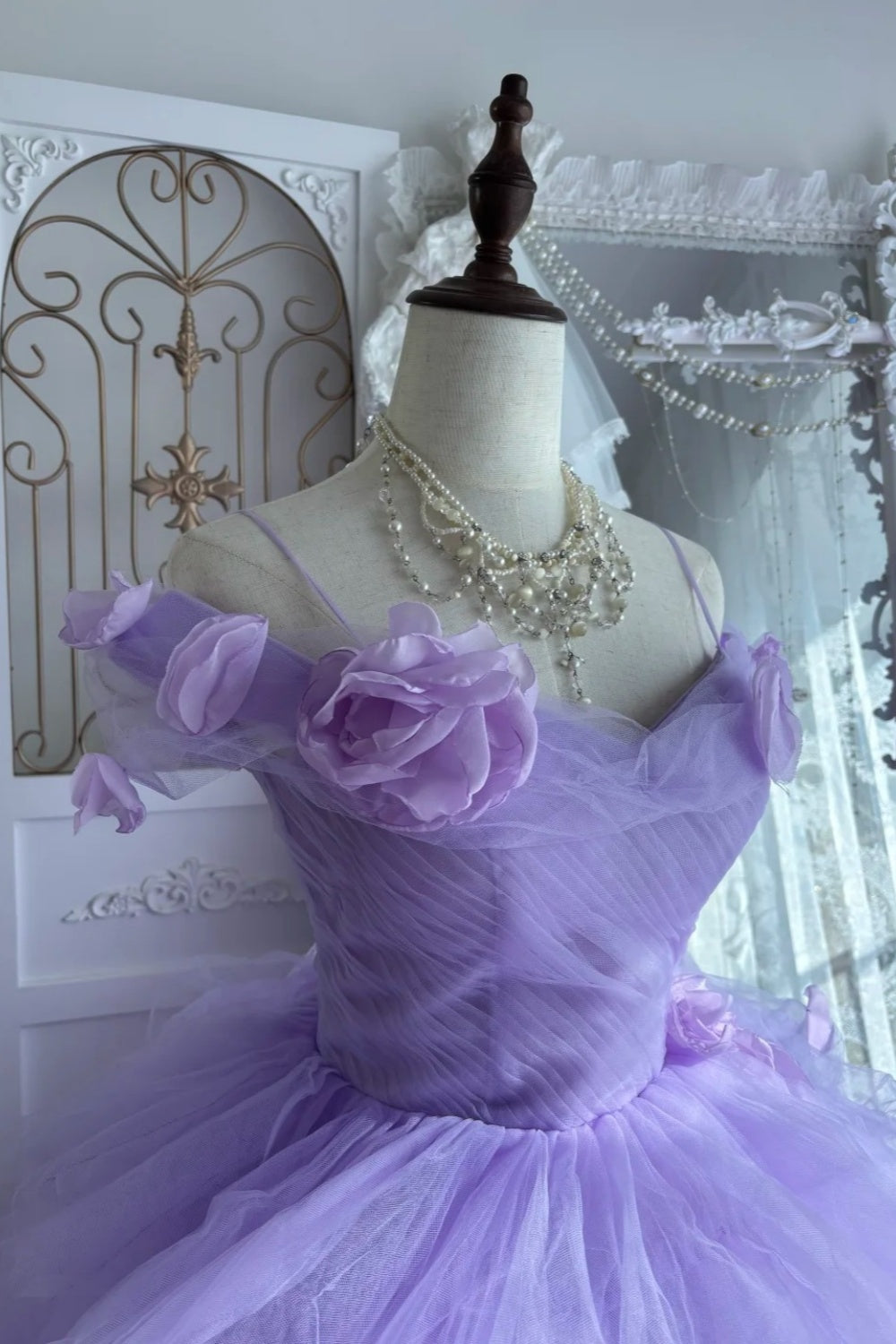 Robe de mariée lavande « Wedding Essential » : détails de roses 3D et traîne fluide NV6842