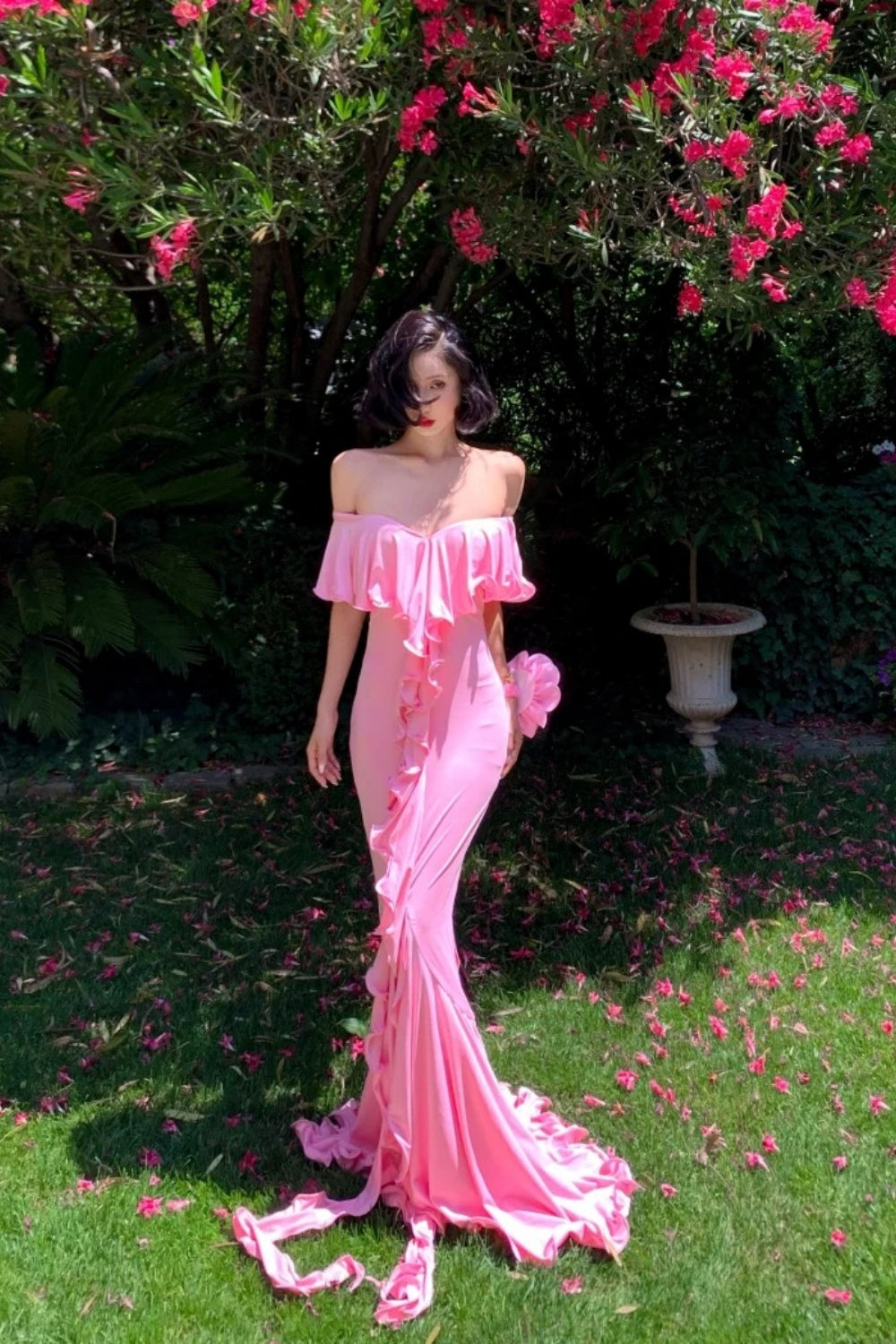 Robe sirène rose dégradée à volants : décolleté en V épaules dénudées, coupe ajustée, style romantique français NV6401