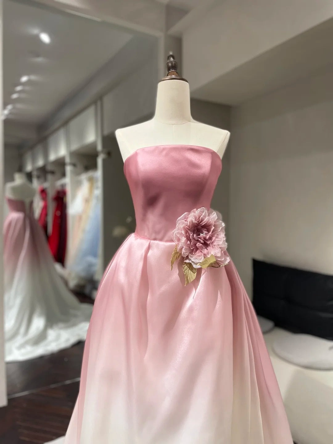 Robe de bal bustier en satin rose et blanc dégradé, style romantique et luxueux, avec traîne - Robe élégante pour fiançailles et mariage champêtre NV6359