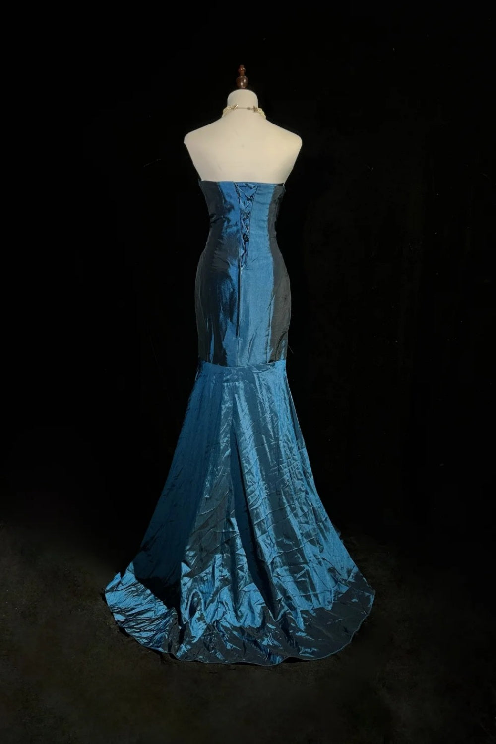 Robe sirène bleue bustier froncée avec reflets satinés et broche bijou NV6871