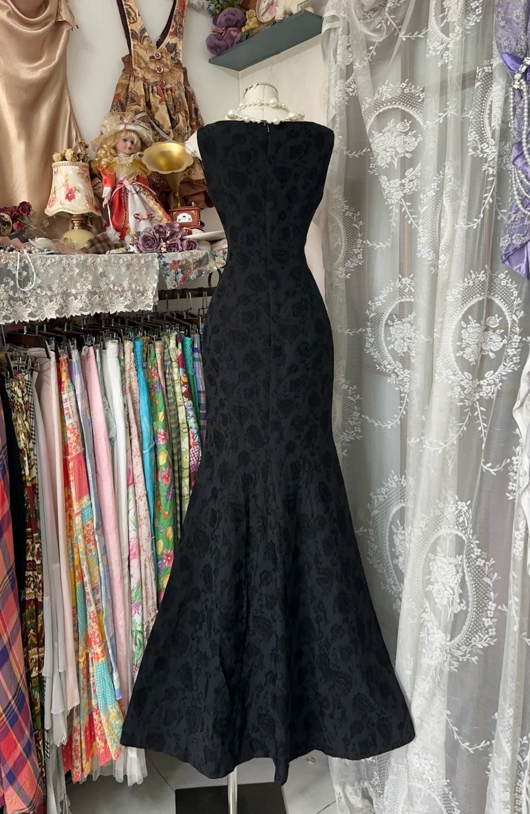 Robe sirène noire à motifs : col en V, sans manches, brocart rétro, style élégant pour banquet NV6399