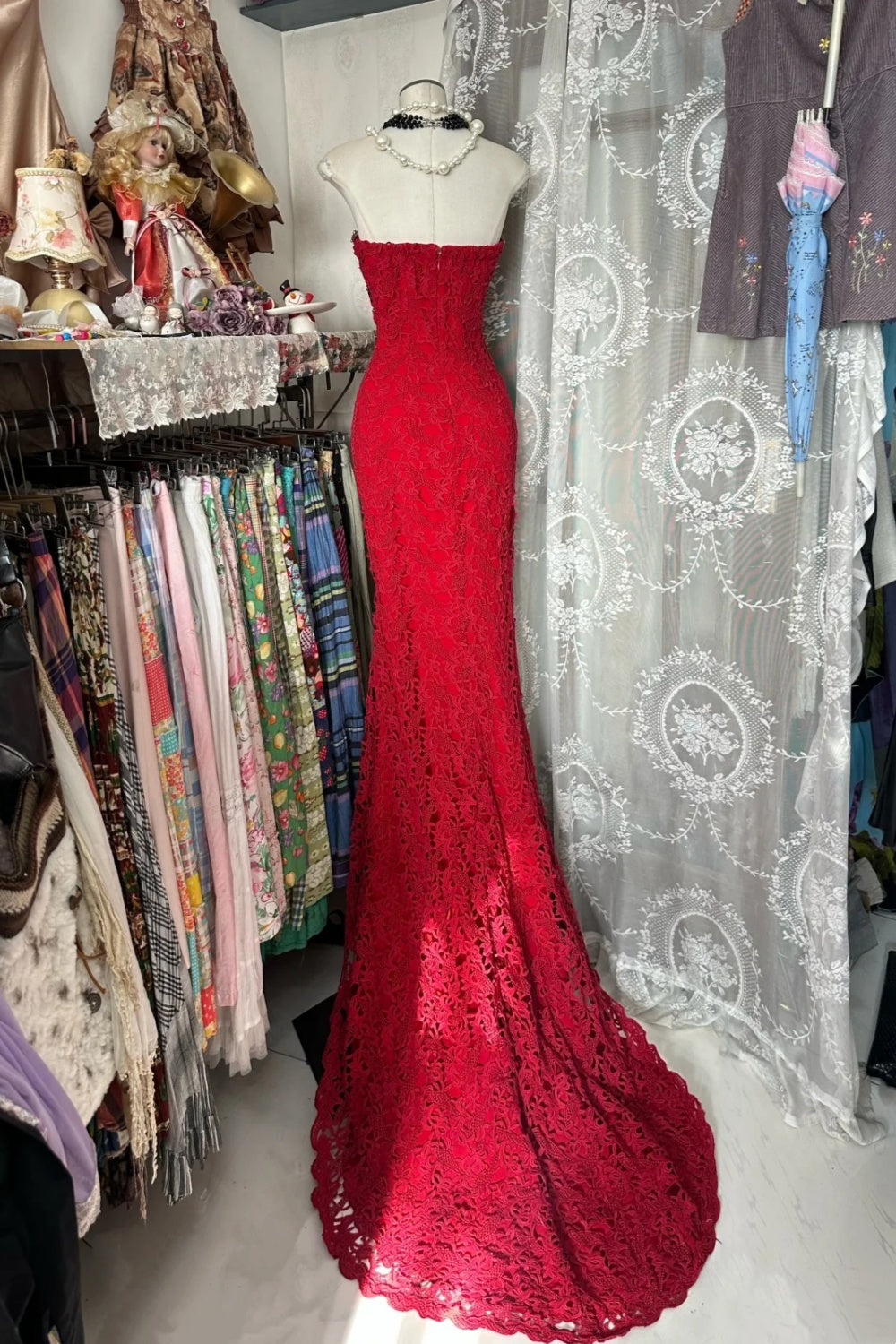 Magnifique robe de soirée/robe de cocktail longue en dentelle rouge vintage NV6859