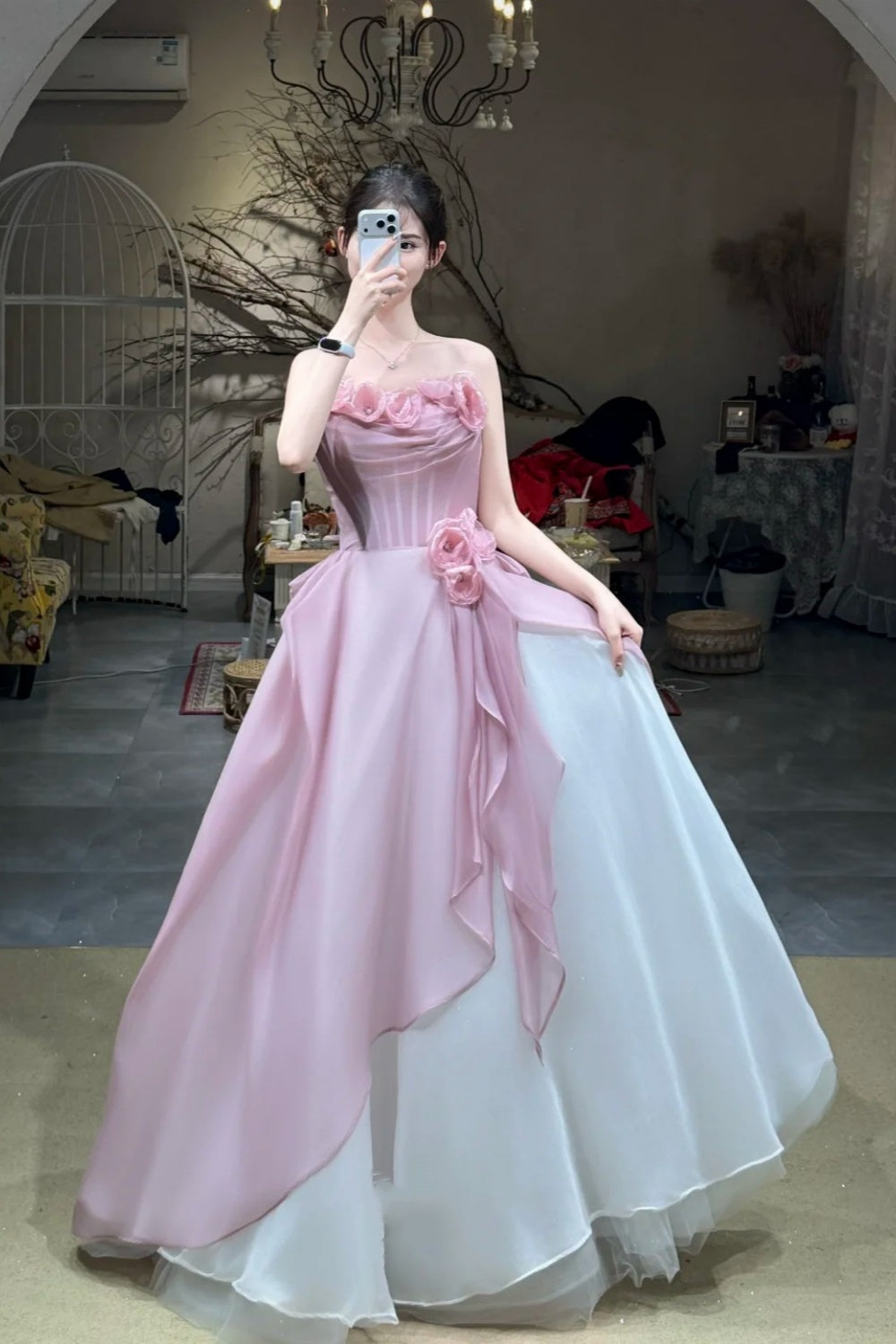 Robe bustier sans manches Sweet Element Style | Robe longue de bal en tulle rose et blanc à panneaux et fleurs 3D pour fiançailles, dîner de gala ou garden-party de luxe NV6273