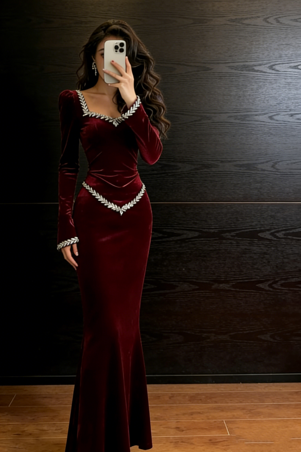 Robe moulante glamour en velours bordeaux à manches longues et ornée de strass NV6751