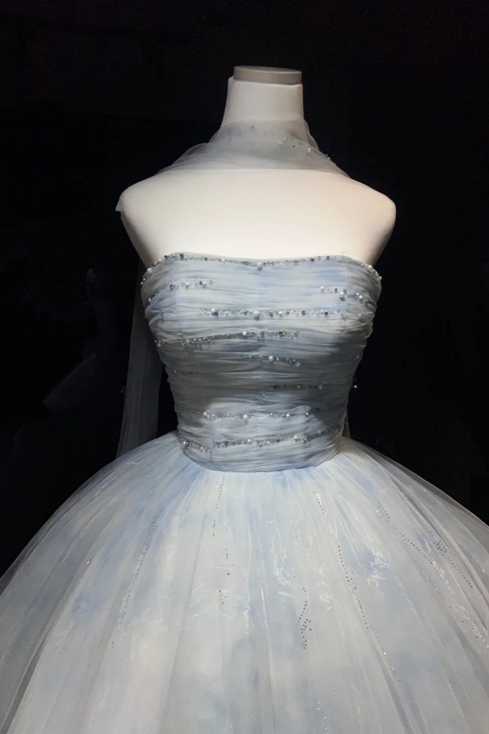 Robe de bal bustier bleu ciel ombré ornée de perles et châle en tulle, style féerique NV6868