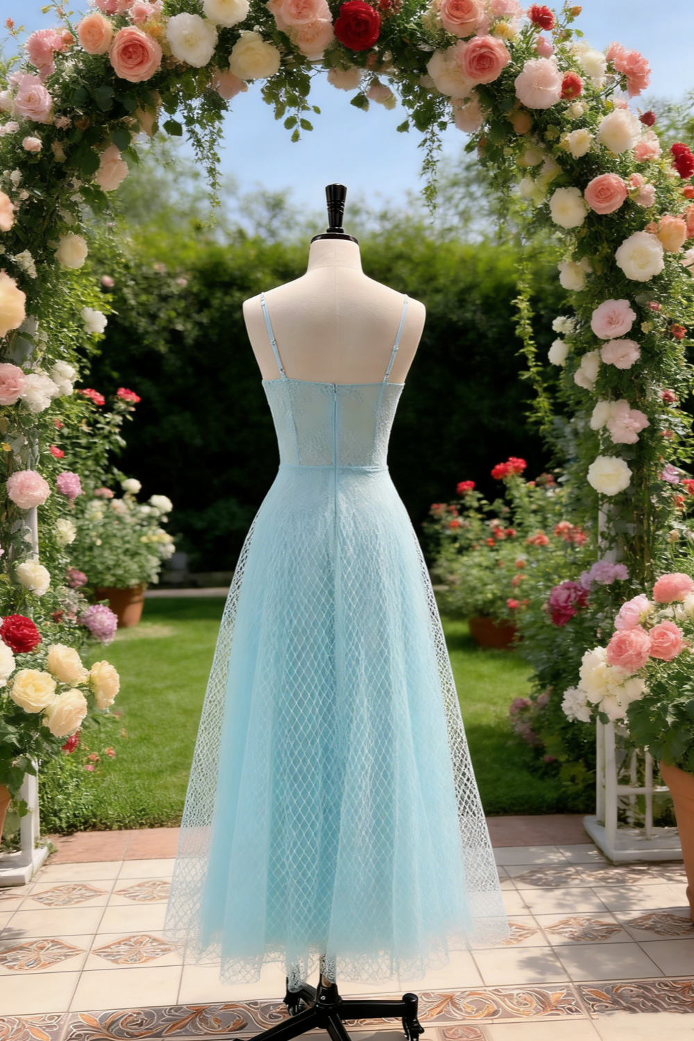 Robe bustier en mousseline de soie bleu glacier à fines bretelles scintillantes et dentelle bleu glacier NV6787