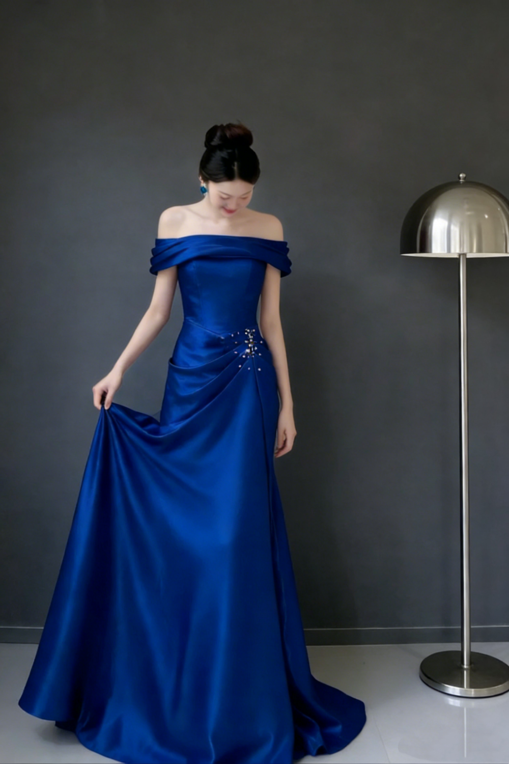 Robe longue bleu marine à épaules dénudées - Col bénitier, traîne ornée de perles, idéale pour les soirées, tapis rouges et bals à thème (NV6824)