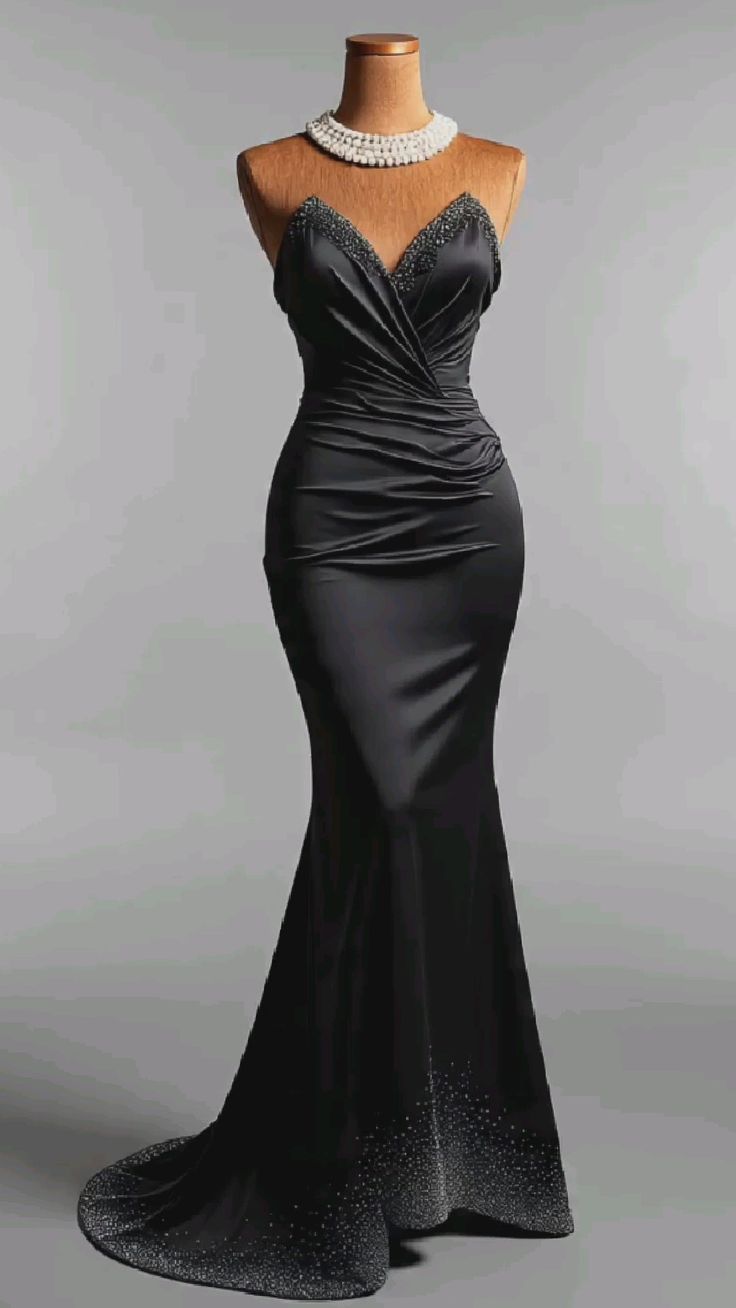 Robe de soirée longue en satin noir, élégante et ornée de perles raffinées, NiceVestidos. NV6144
