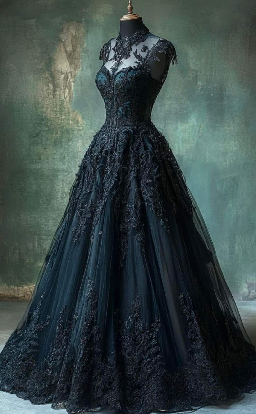 Robe de bal gothique sans manches, longue jusqu'au sol, à col montant et empiècements en dentelle et tulle noirs (NV6173)