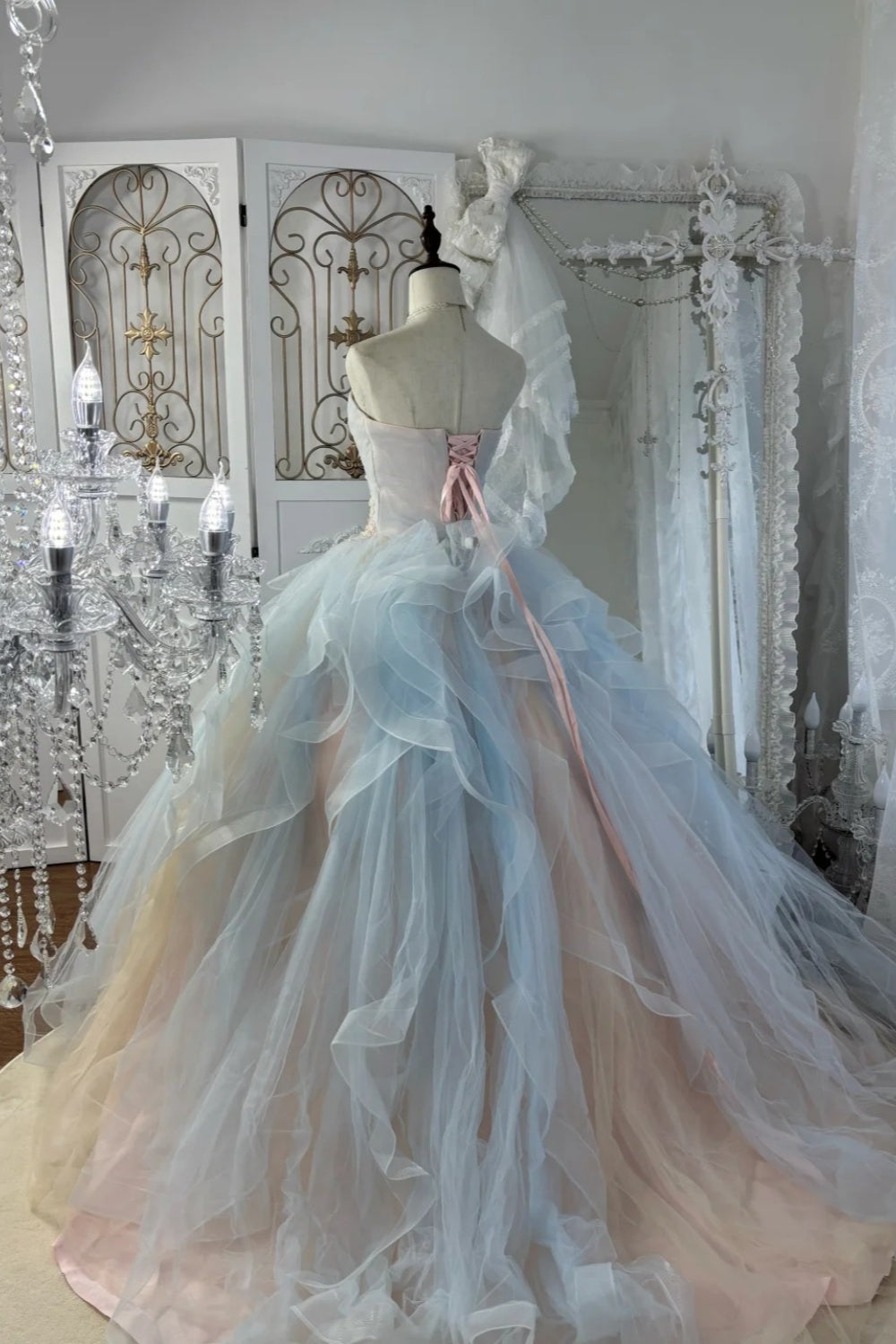 Robe de bal ombrée rose-bleu : bustier perlé et tulle oversize NV6838