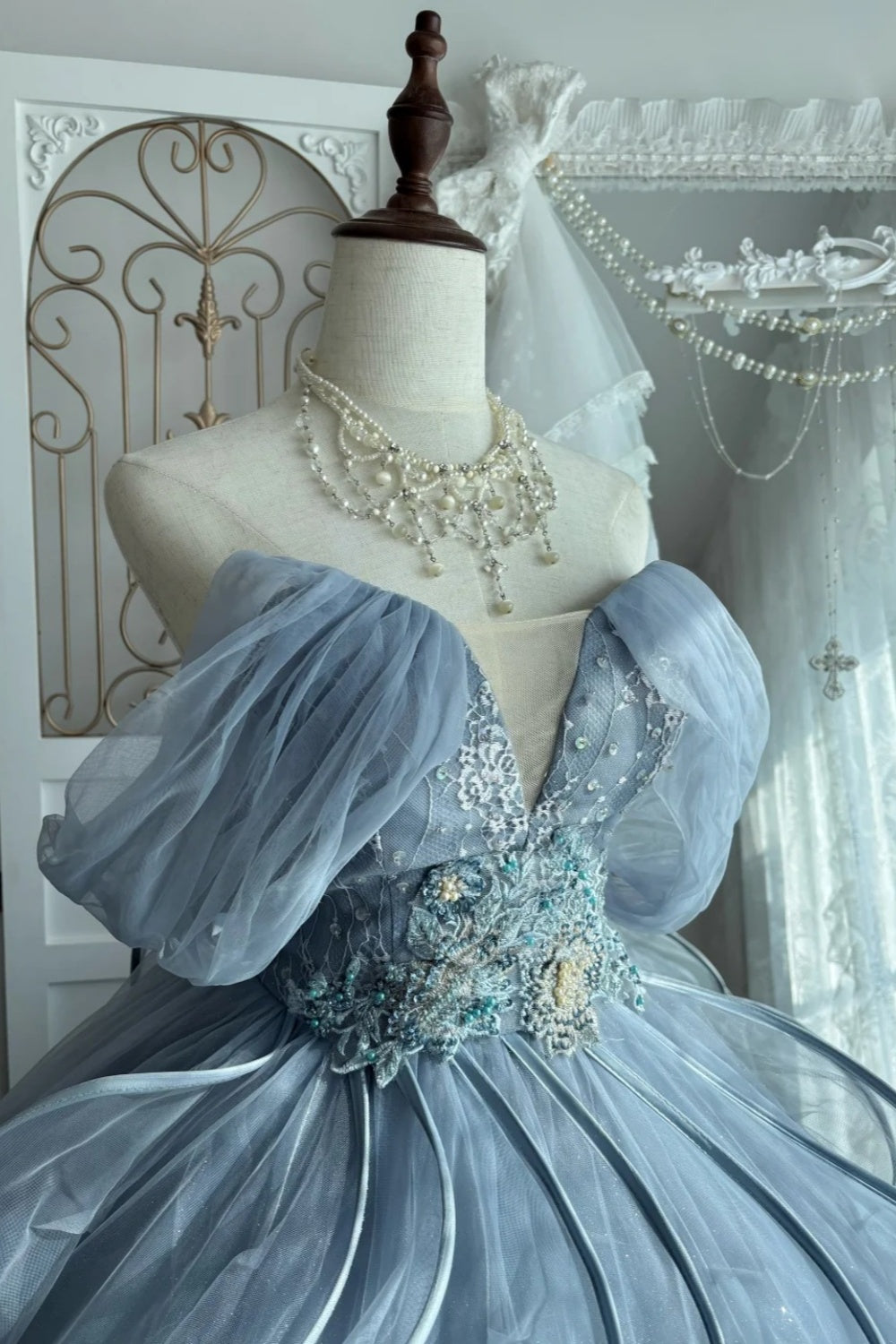 Robe de bal bleu brumeux Princess Core Trend : manches bouffantes et appliques perlées NV6841