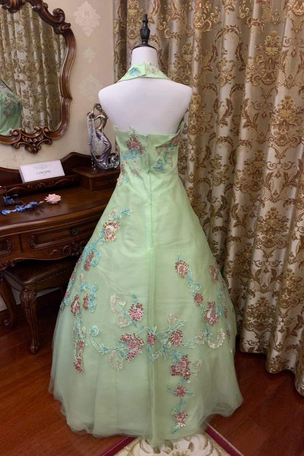 Robe en tulle vert menthe : col halter, broderie florale 3D, style princesse NV6396