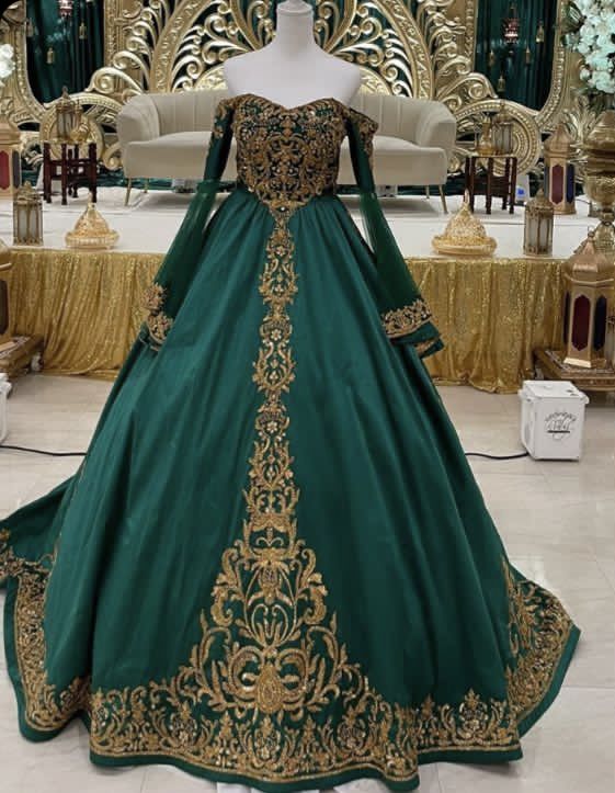 Robe de bal longue à manches longues et épaules dénudées, ornée de broderies vert émeraude et or (NV6174)