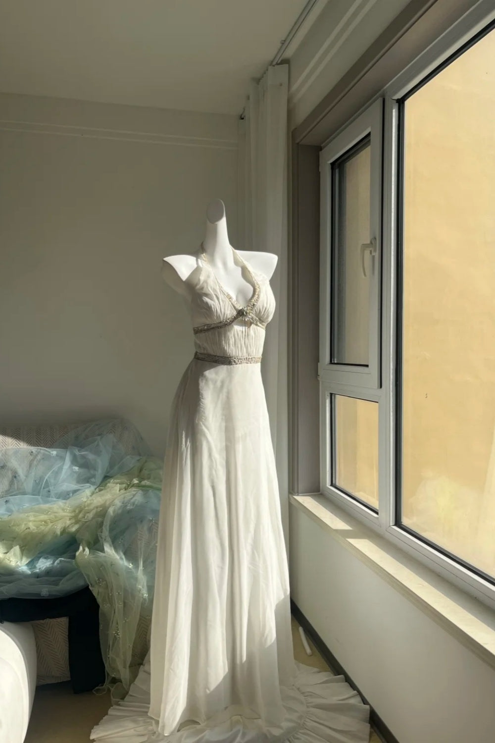 Robe de mariée légère à col halter et traîne féerique de style grec NV6834