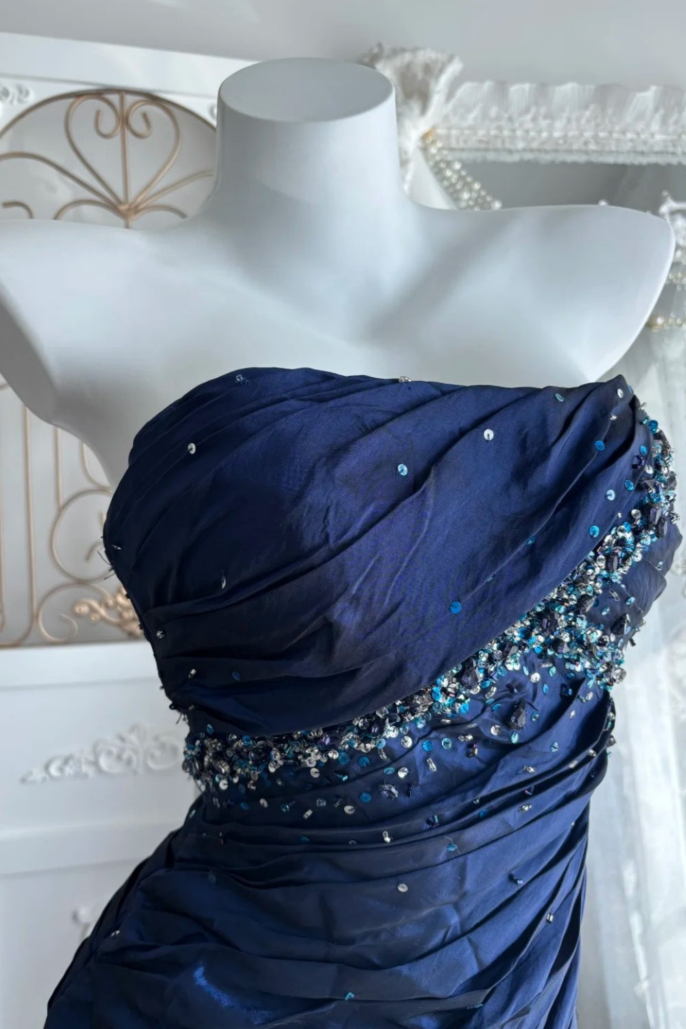 Robe sirène bleu royal tendance : sans bretelles, ornée de perles et ourlet à volants NV6840