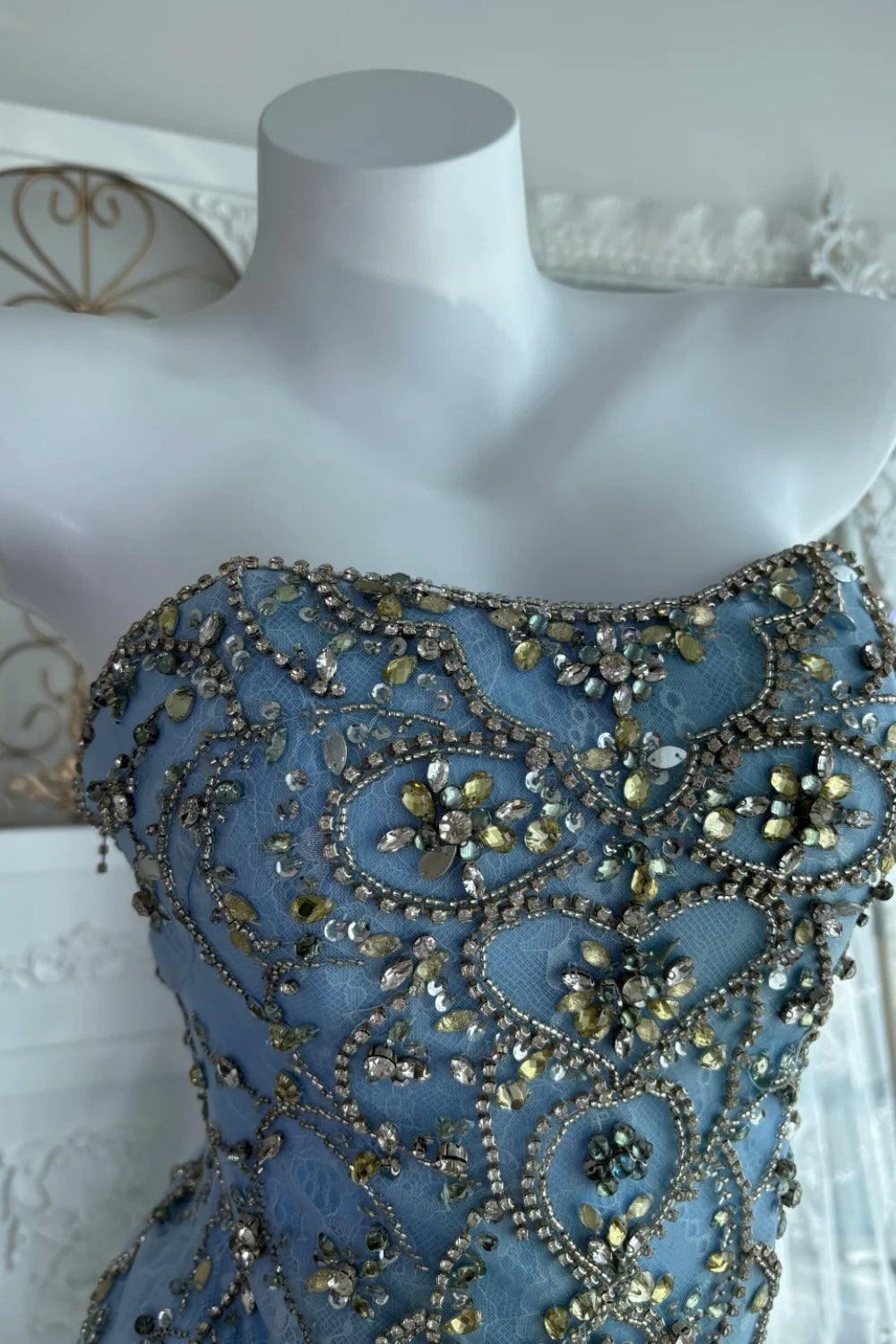 Robe de soirée longue et transparente ornée de délicates broderies féeriques NV6605