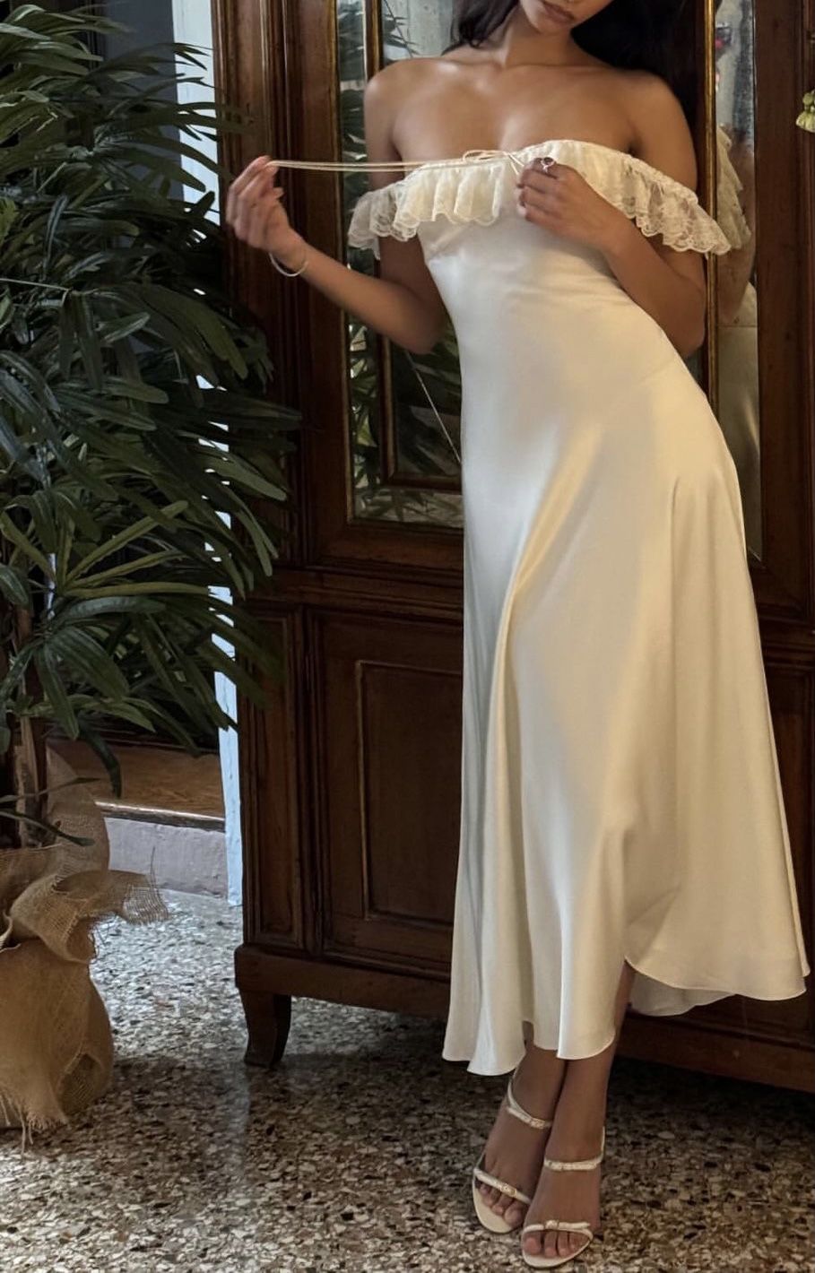Robe de demoiselle d'honneur style rétro et romantique, robe longue en dentelle à épaules dénudées | Robe longue fendue en satin blanc pour un dîner romantique chic ou une garden-party NV6268