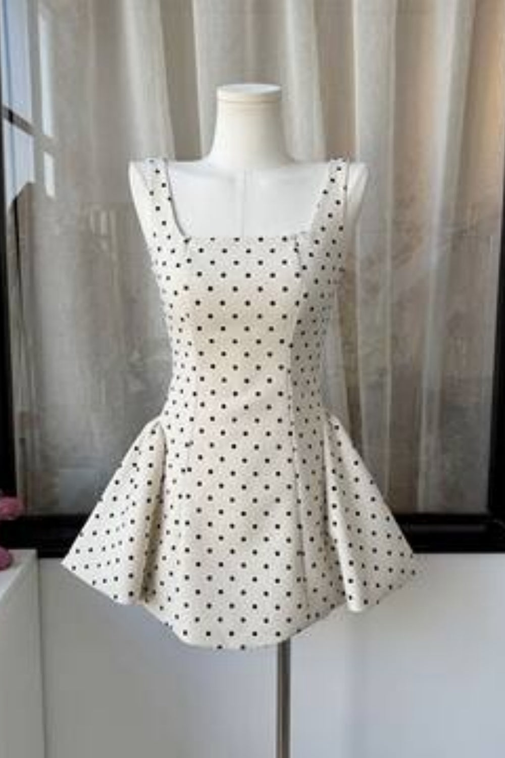 Robe courte beige à pois et fines bretelles - Col carré et nœud dans le dos - Idéale pour une soirée, un rendez-vous ou une soirée légère NV6809
