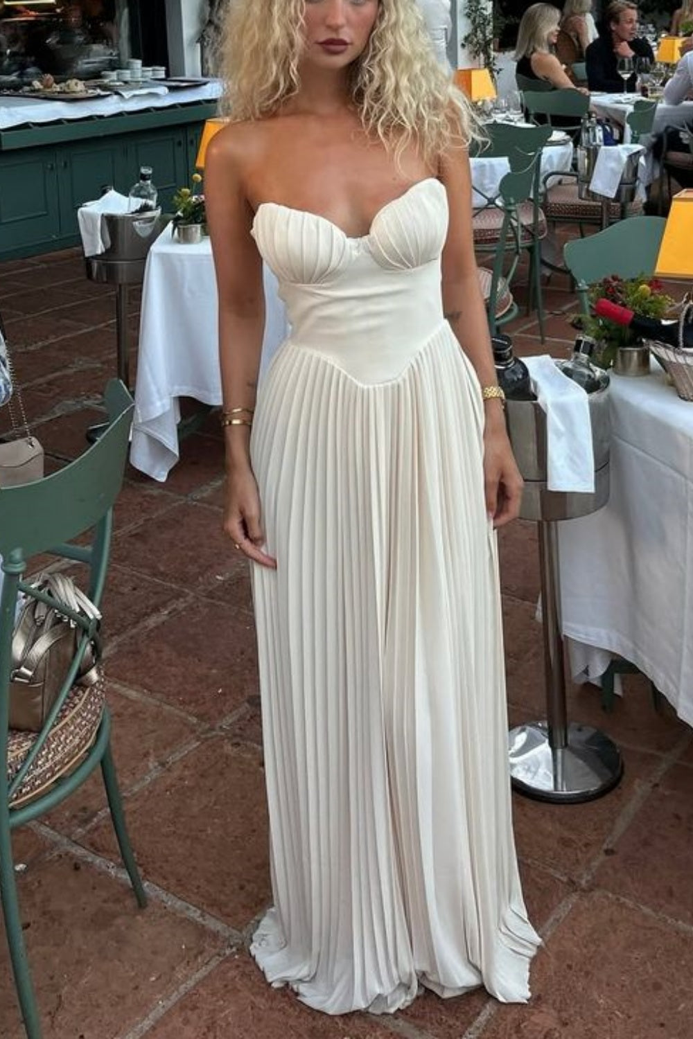 Robe de demoiselle d'honneur style français élégant, sans bretelles ni manches | Robe longue plissée en satin beige pour gala en extérieur, soirée de luxe, jardin, événement social NV6267