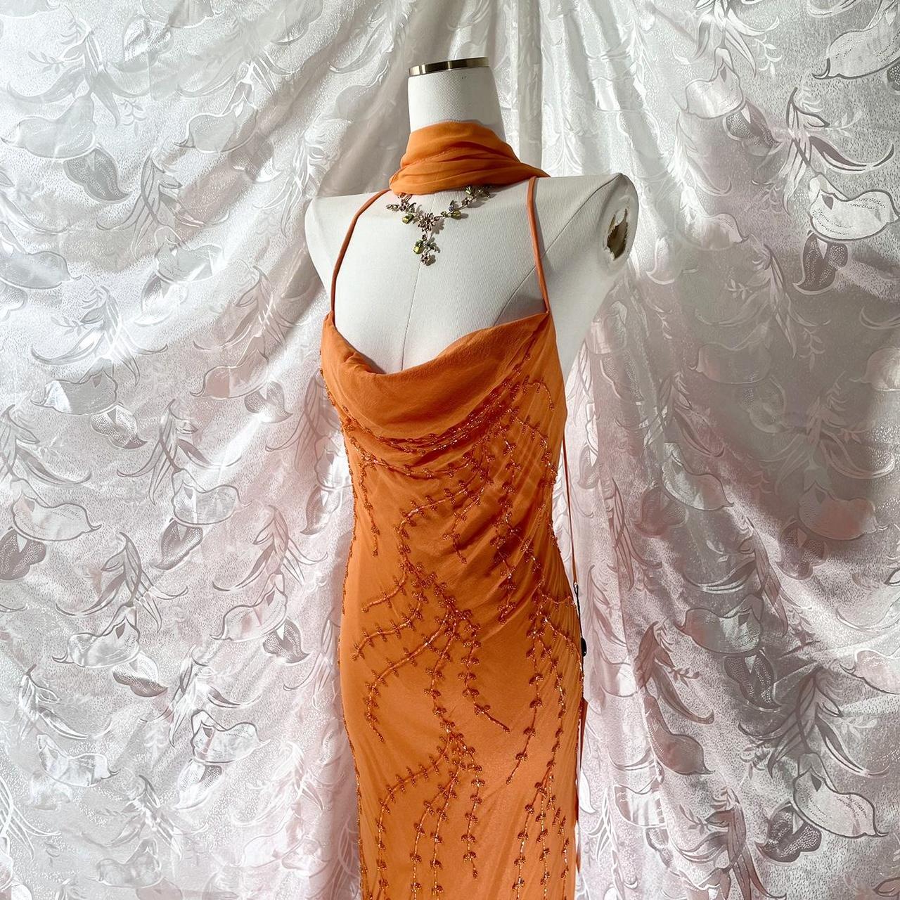Robe de soirée longue en mousseline de soie orange exquise avec bretelles spaghetti et perles NV5413