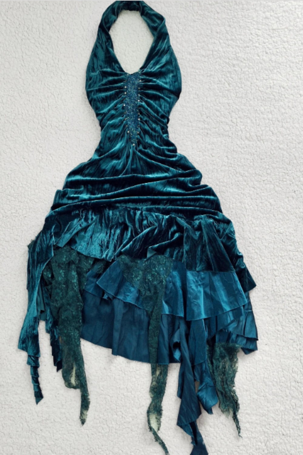 NiceVestidos - Robe de soirée gothique longue asymétrique en velours bleu paon, col halter, dentelle à volants, NV5926