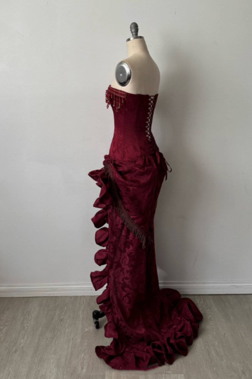 Robe de bal longue en satin bordeaux ornée de perles NiceVestidos NV6154