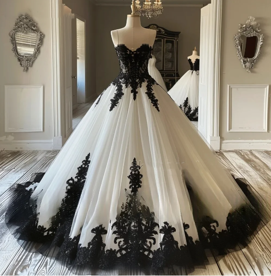 Robe de mariée baroque en dentelle noire et blanche sans bretelles avec traîne - Édition Semaine de la mode nuptiale de Barcelone NV6337