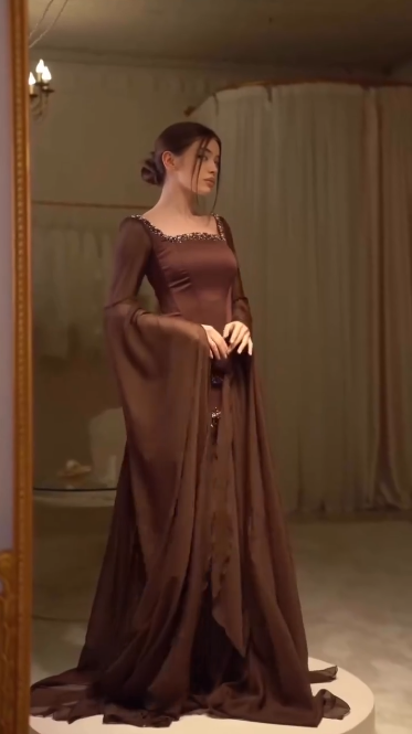 Robe de soirée rétro luxueuse en satin marron foncé, ornée de perles, col carré et manches longues - Robe élégante pour dîner et tapis rouge NV6381