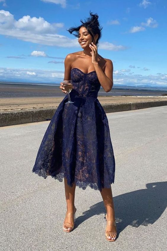 Robe de soirée courte en dentelle bleu foncé avec décolleté en cœur nv1127