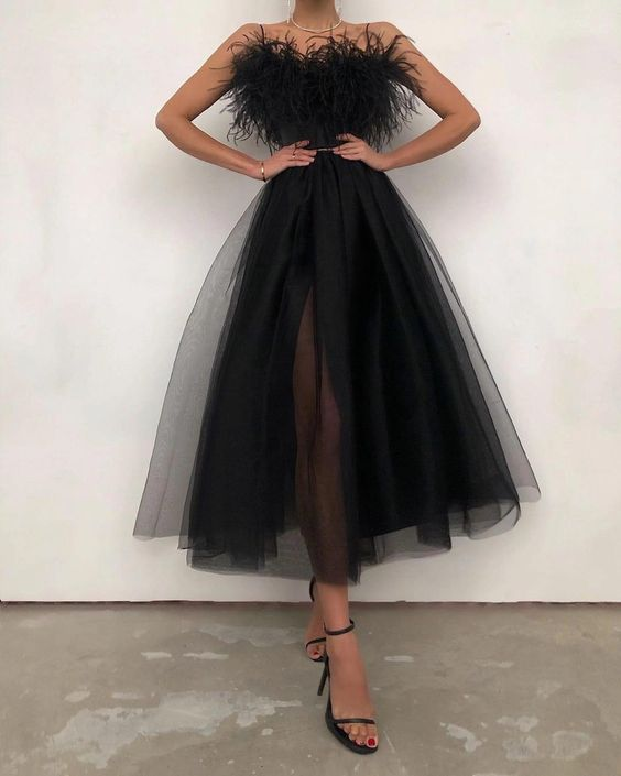 Robe de soirée noire en tulle avec fente et plumes nv1132