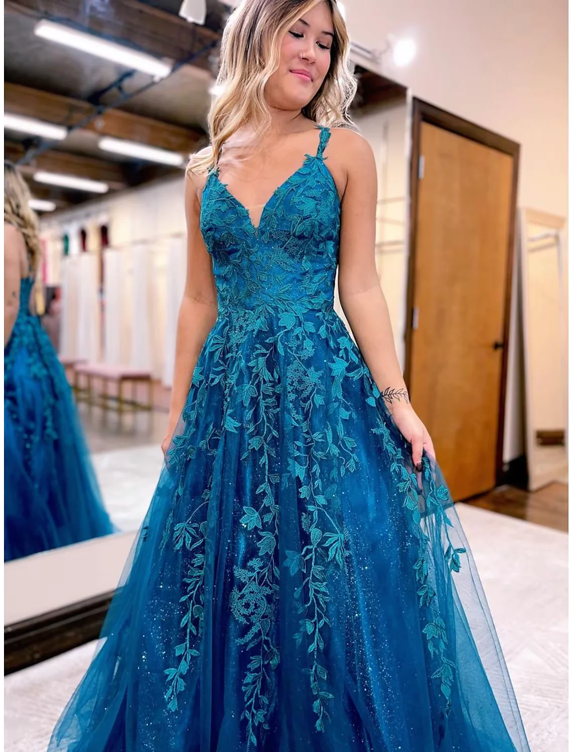 Robe de bal scintillante en forme de A avec col en V et appliques pailletées nv1065