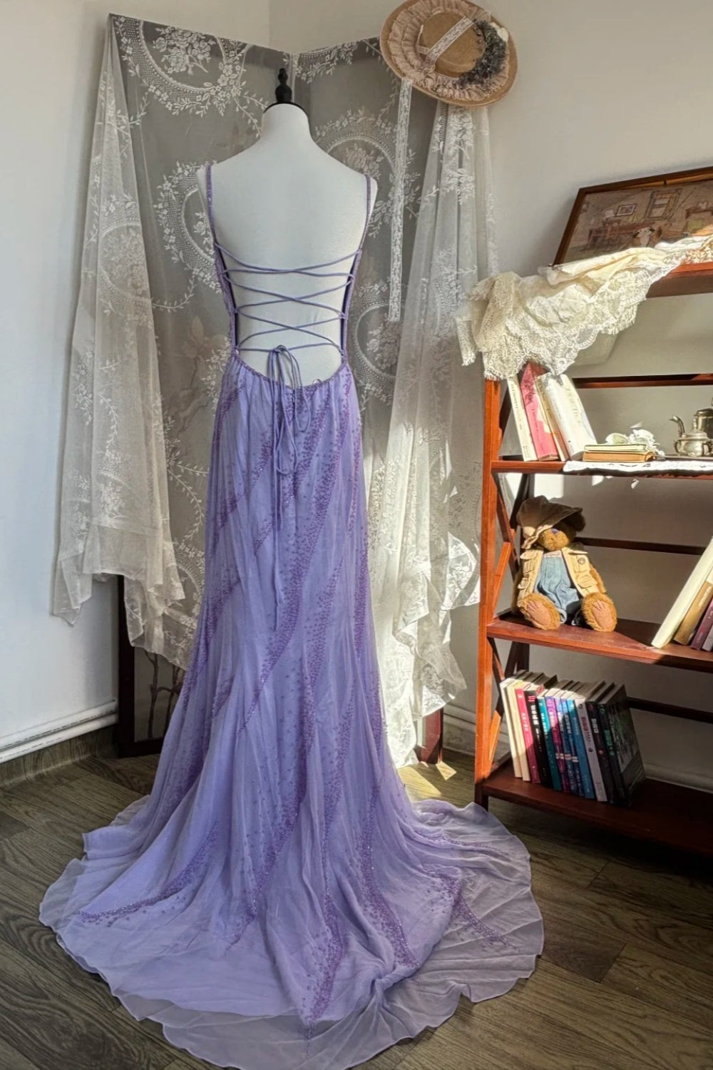 Robe de soirée romantique et luxueuse, style luxueux, couleur lavande, ornée de perles, dos croisé et traîne - Robe élégante pour mariage et dîner au jardin NV6363