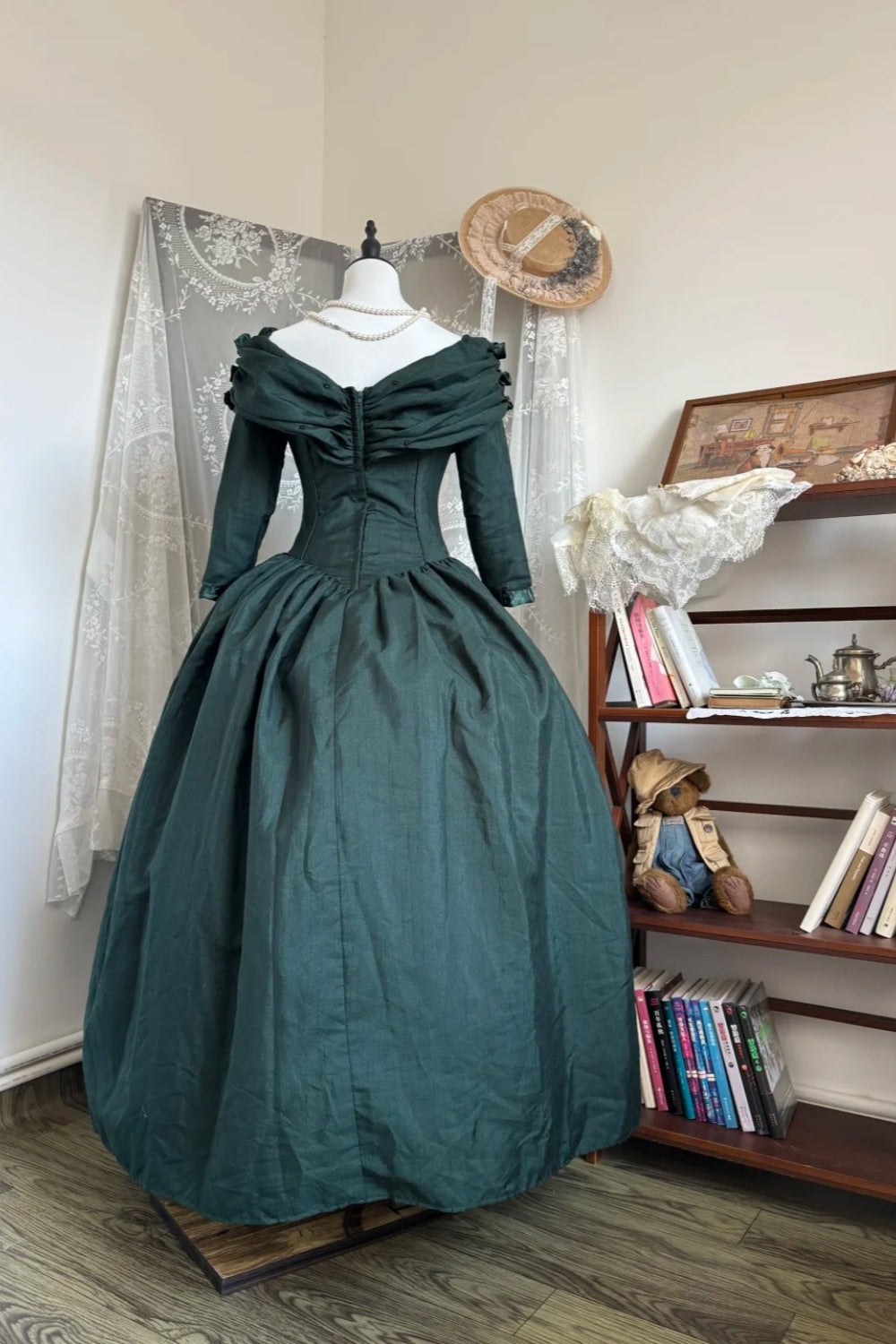 Robe de bal victorienne rétro vert foncé à épaules dénudées et manches gigot - Robe de bal à thème et cosplay NV6364
