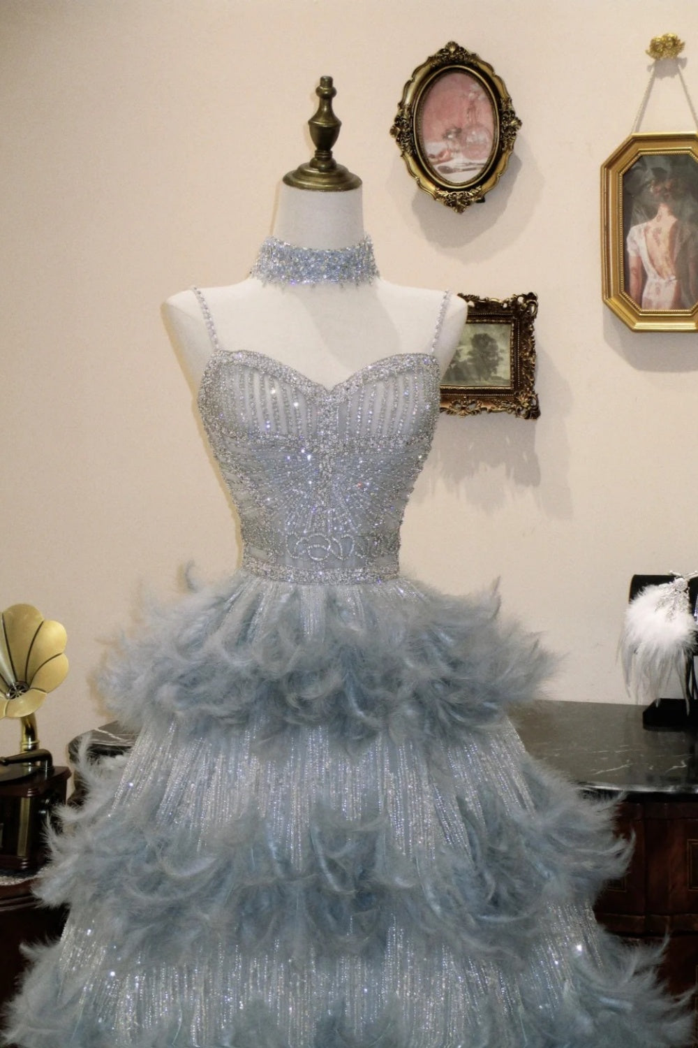 Robe de soirée de bal bleu clair gris à sequins et plumes, col montant, NV6551