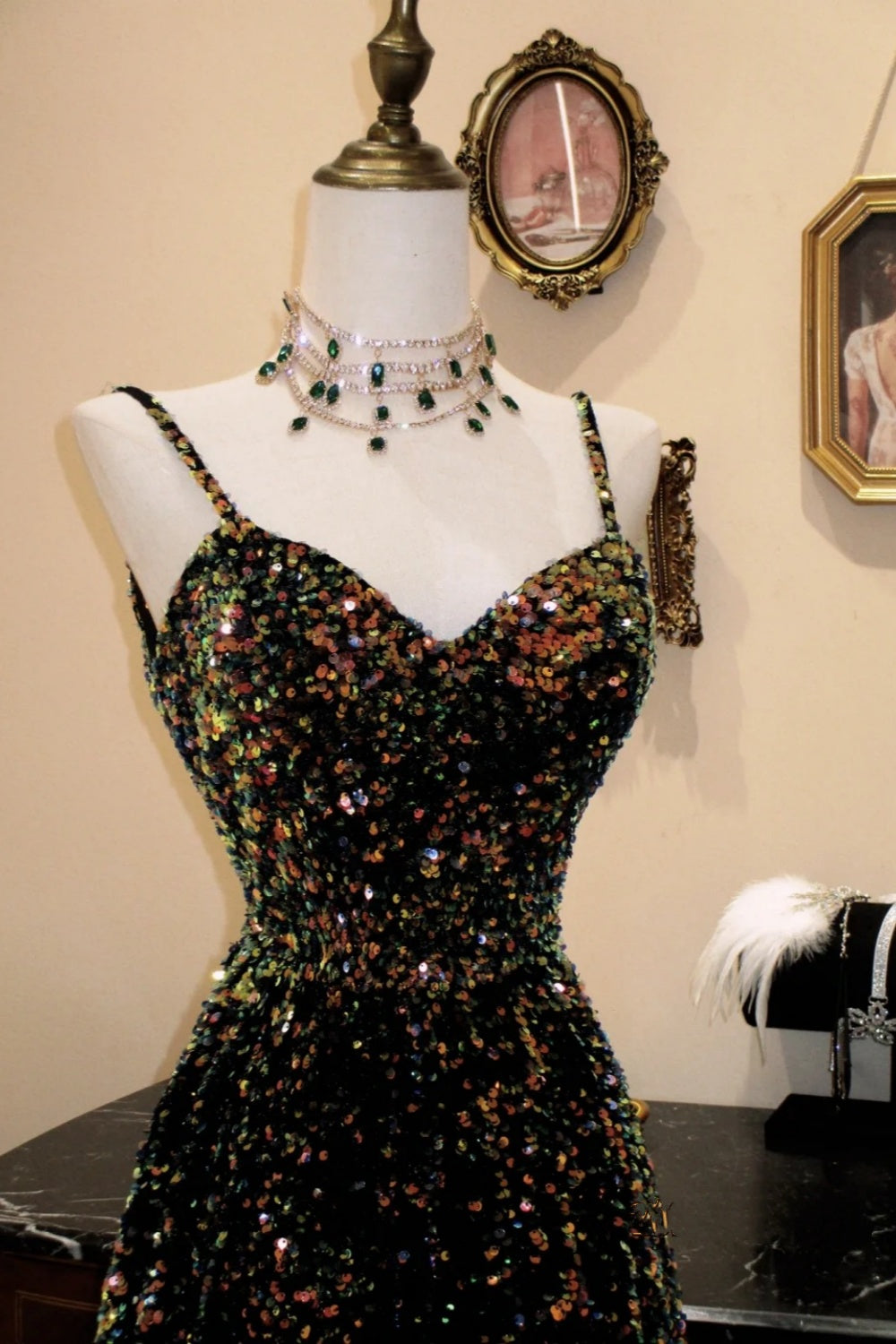 Robe de soirée longue à bretelles spaghetti et col en cœur, ornée de sequins noirs irisés NV6549
