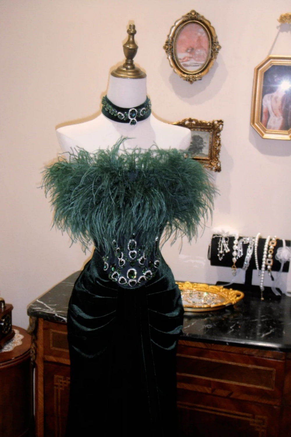 Robe de soirée bustier en velours vert foncé à col montant et plumes, ornée de détails émeraude NV6553